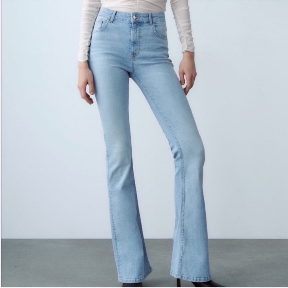 Zara High-Rise Flare Jeans in Light Blue / Size 4